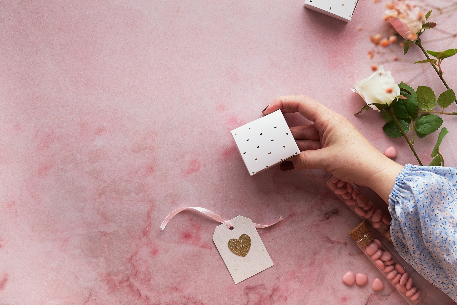 Small romantic gift box and heart tag symbolizing thoughtful gestures in a long-distance relationship